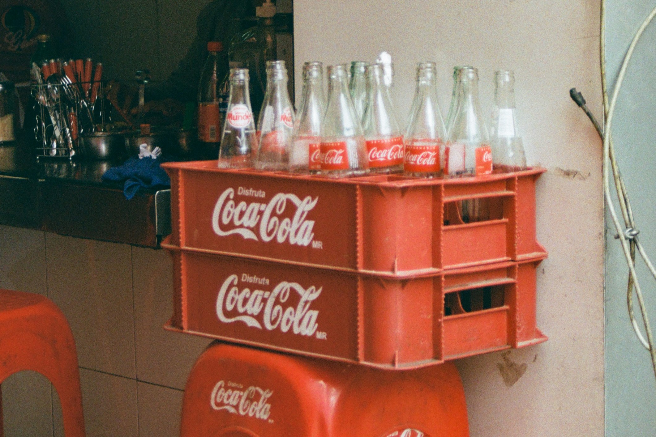 Engradados de garrafas de Coca-Cola empilhados em um banco