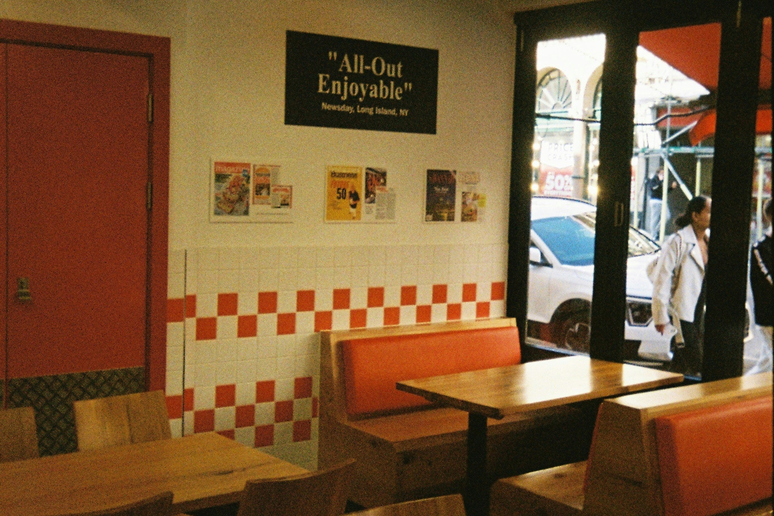 Interior acolhedor de um restaurante com iluminação suave